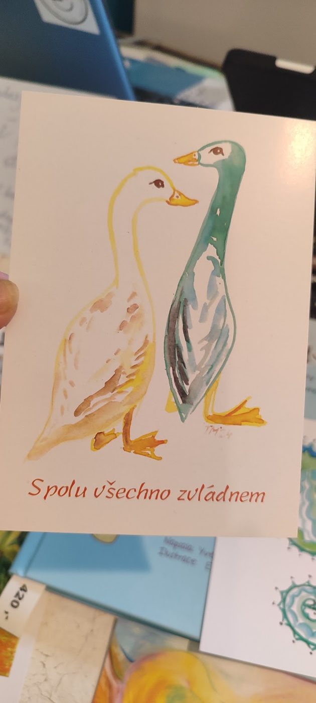 Dvě kachny namalované akvarelem, nápis Spolu všechno zvládnem